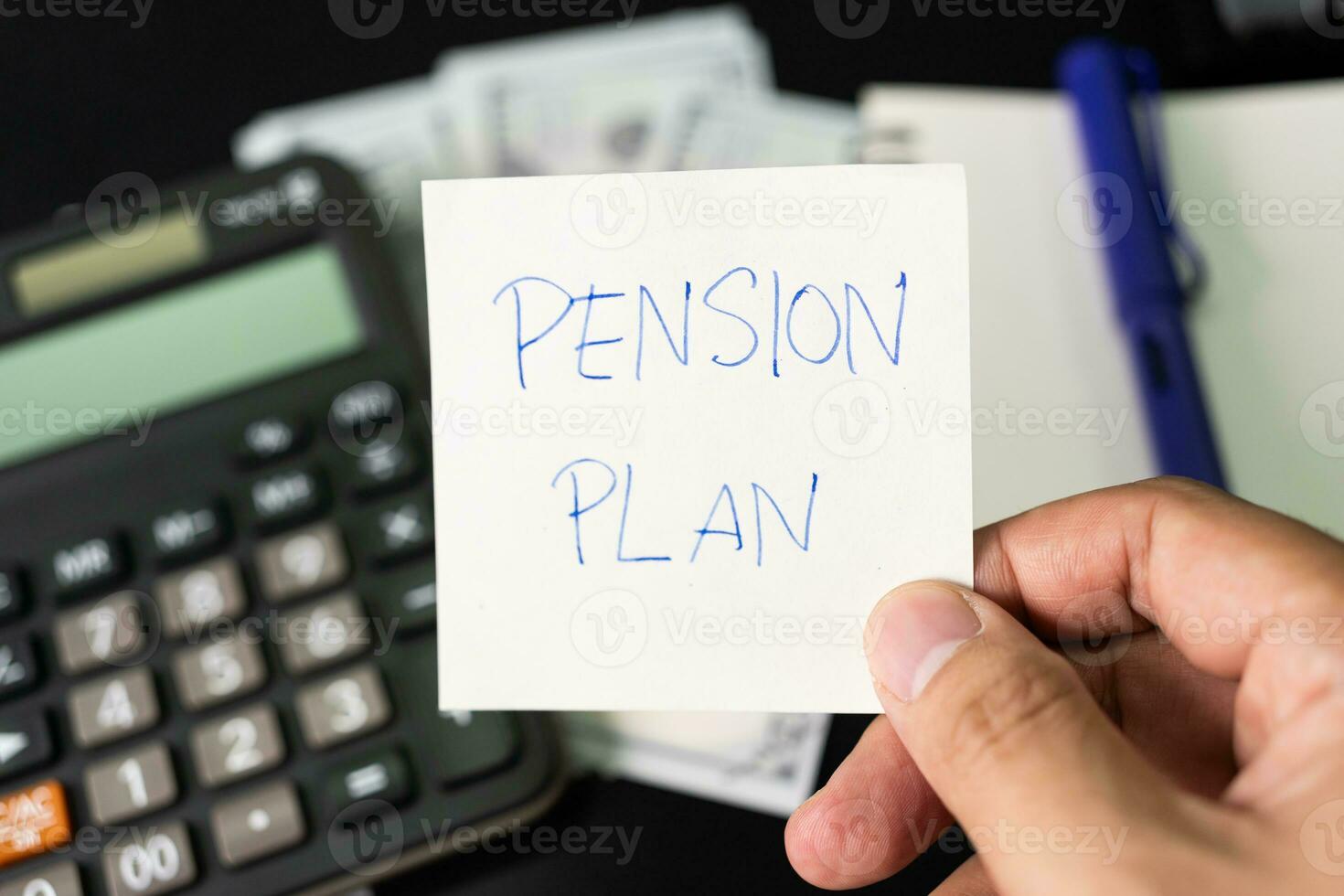 Papier Hinweis mit Text geschrieben die Pension planen. Investitionen Konzept. die Pension planen. Pensionierung Konzept. die Pension Berechnung Konzept. foto