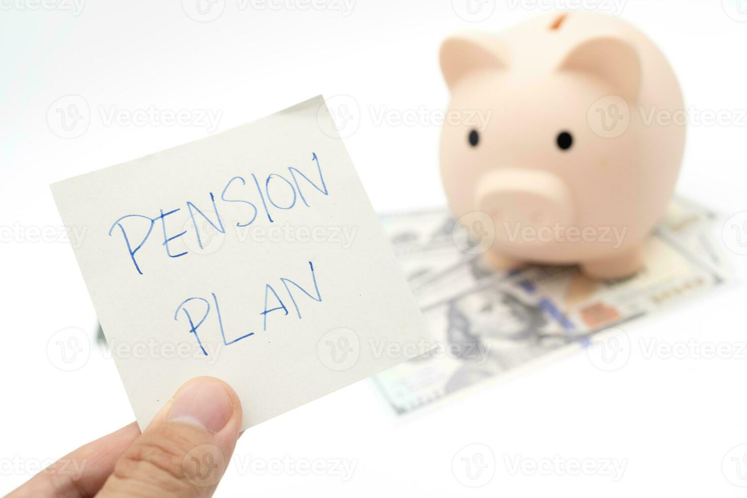 Papier Hinweis mit Text geschrieben die Pension planen. Investitionen Konzept. Alten Ehepartner Speichern Geld, die Pension planen. Pensionierung Konzept. isolieren Hintergrund. foto