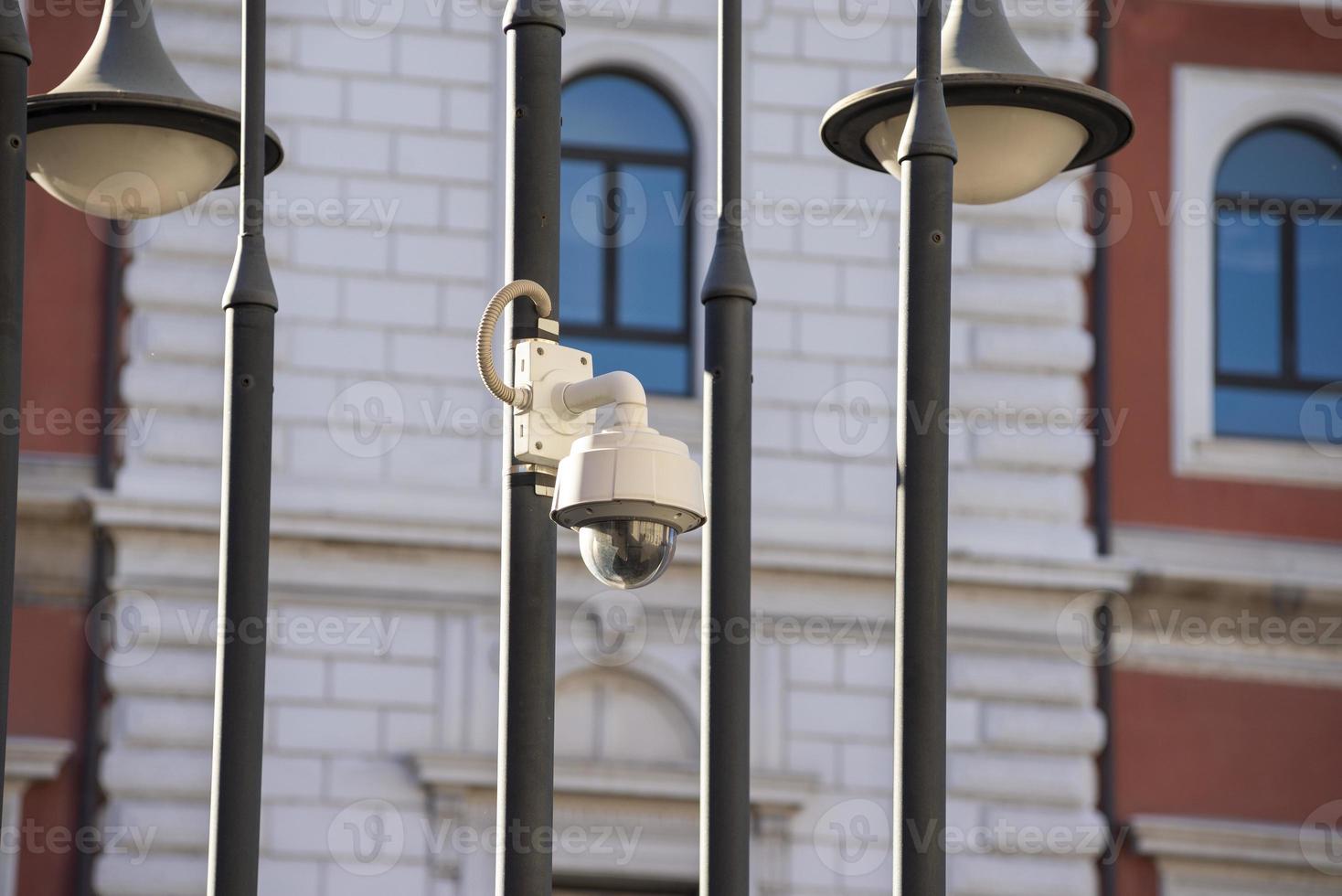 Videokamera zur Kontrolle in der Stadt platziert foto