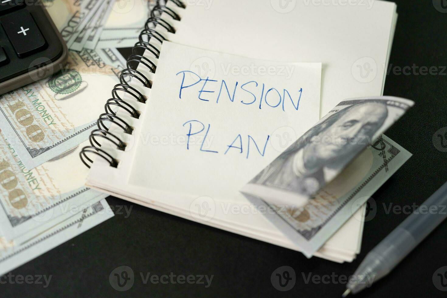Papier Hinweis mit Text die Pension planen mit Schreibwaren und Dollar auf Schreibtisch. die Pension planen. Pensionierung Konzept. die Pension Berechnung Konzept. foto