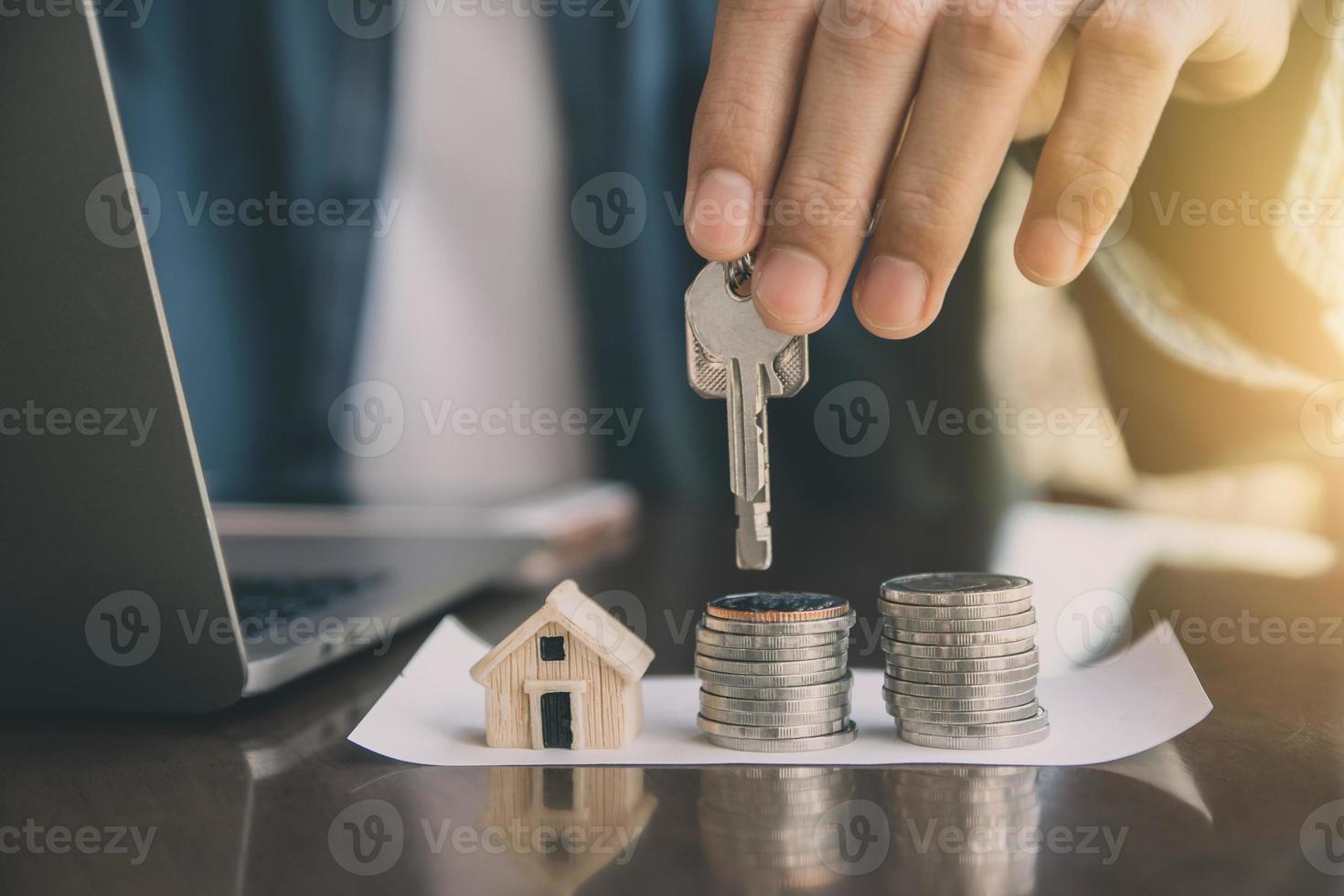 Mann, der dem Kunden Schlüsselhaus gibt, Konzept für Geschäftsinvestitionen foto