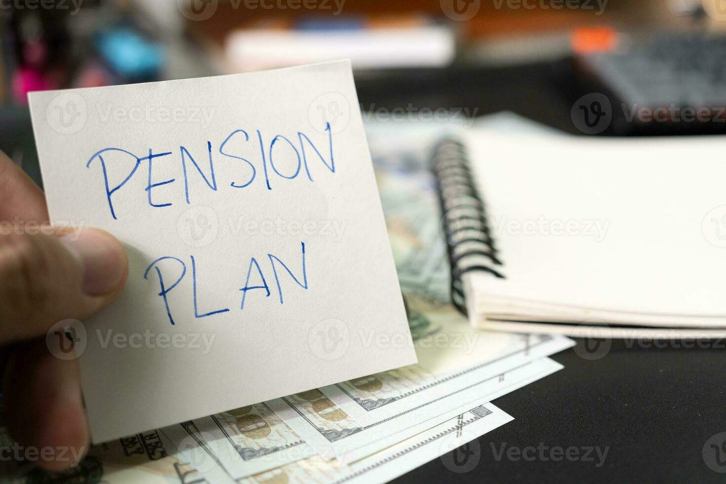Papier Hinweis mit Text geschrieben die Pension planen, Taschenrechner, Stift. Investitionen Konzept. die Pension planen. Pensionierung Konzept. die Pension Berechnung Konzept. foto