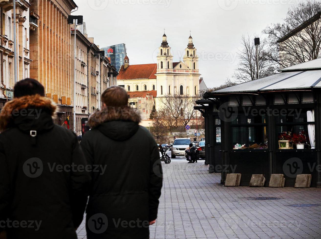 Stadtzentrum von vilnius mit kirche und leuten foto