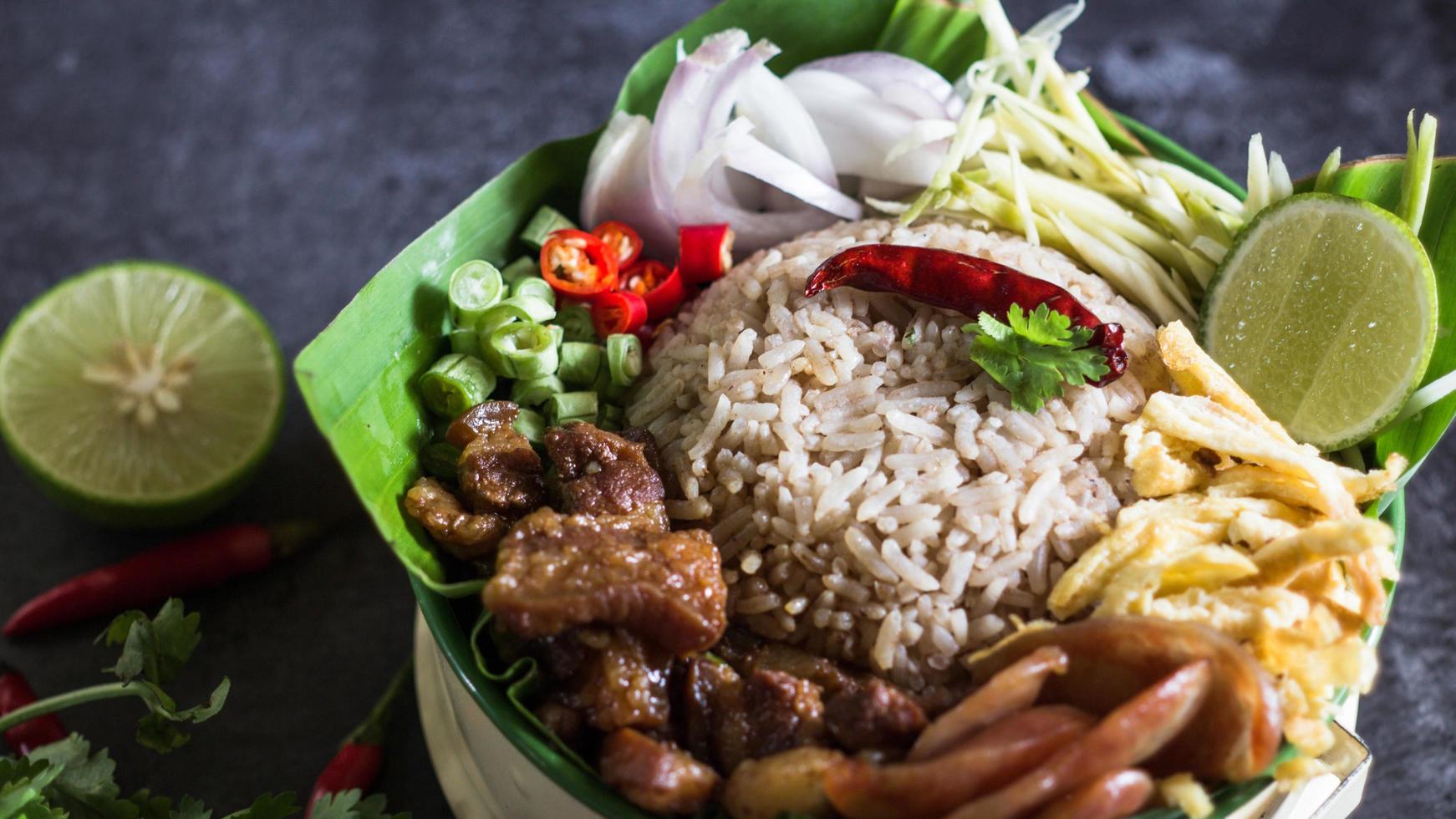 Reis gemischt mit Garnelenpaste - traditionelles thailändisches Essen foto