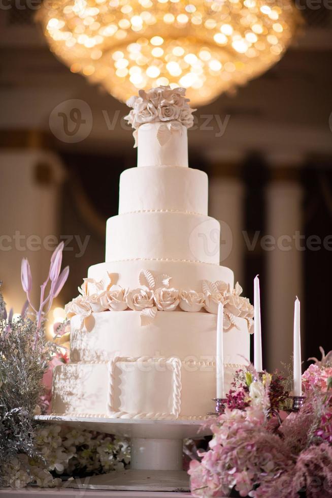 schöne Hochzeitstorte mit unscharfem Hintergrund foto