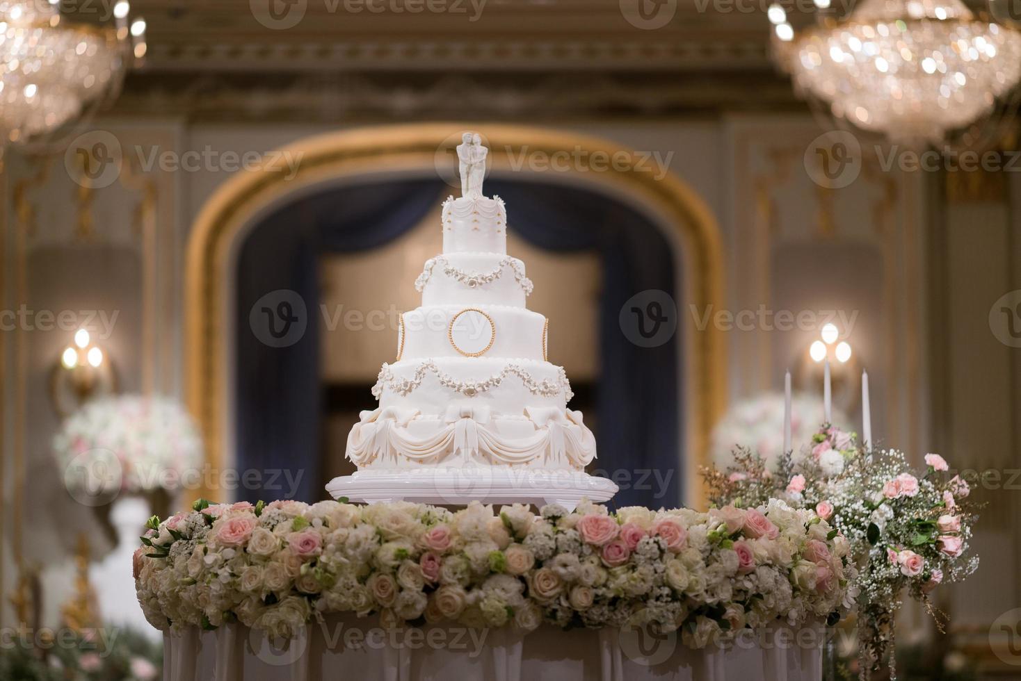 schöne Hochzeitstorte mit unscharfem Hintergrund foto