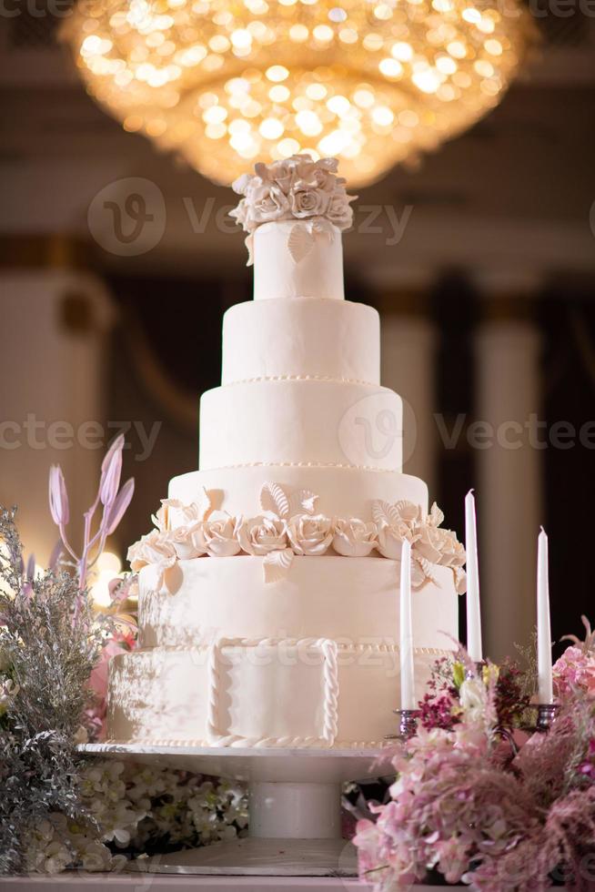 schöne Hochzeitstorte mit unscharfem Hintergrund foto