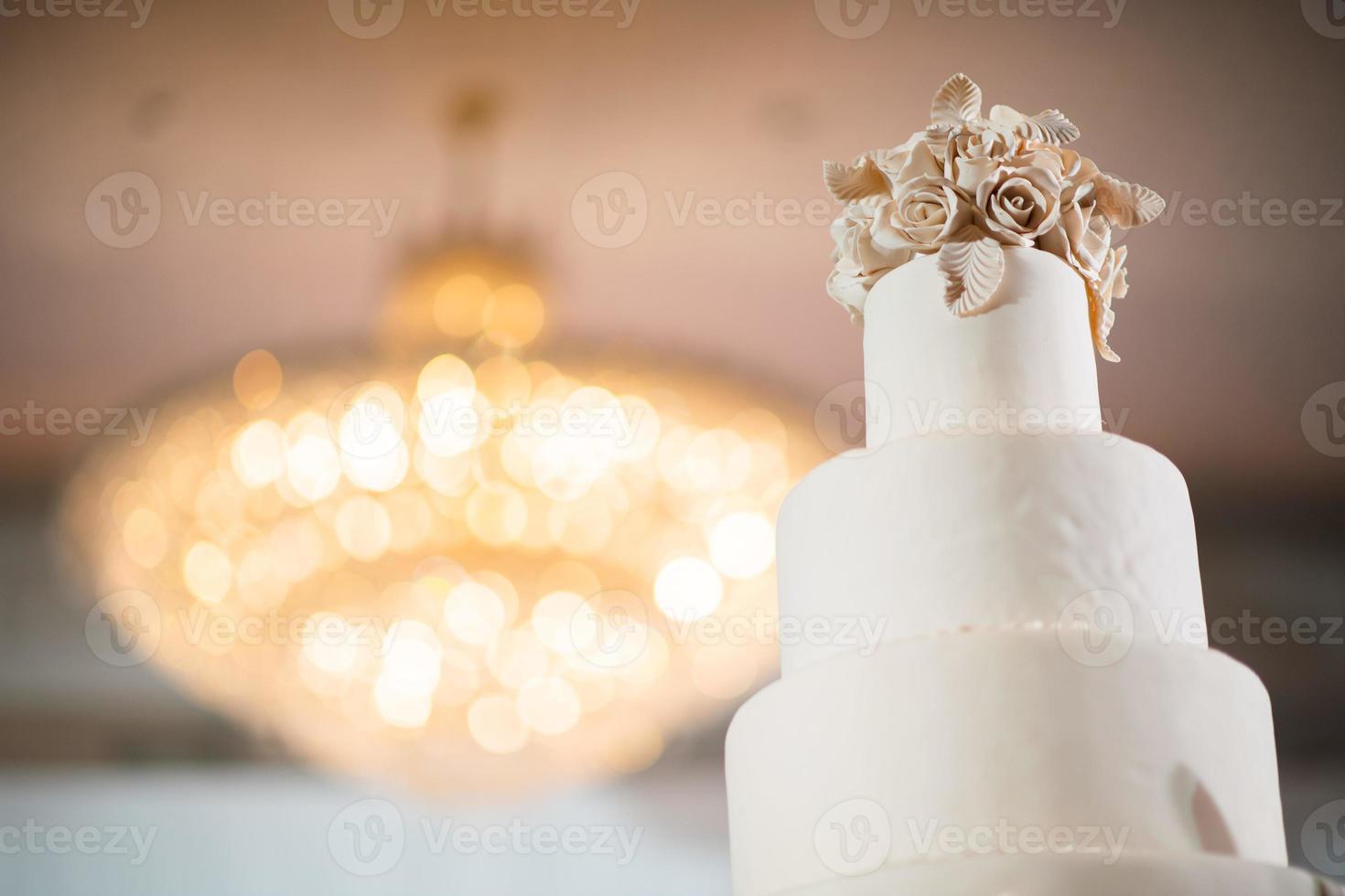 schöne Hochzeitstorte mit unscharfem Hintergrund foto