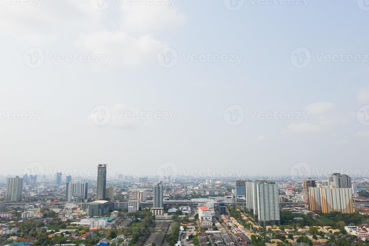 Luftaufnahme der Stadt von fliegender Drohne in Nonthaburi, Thailand, Landschaft von oben foto