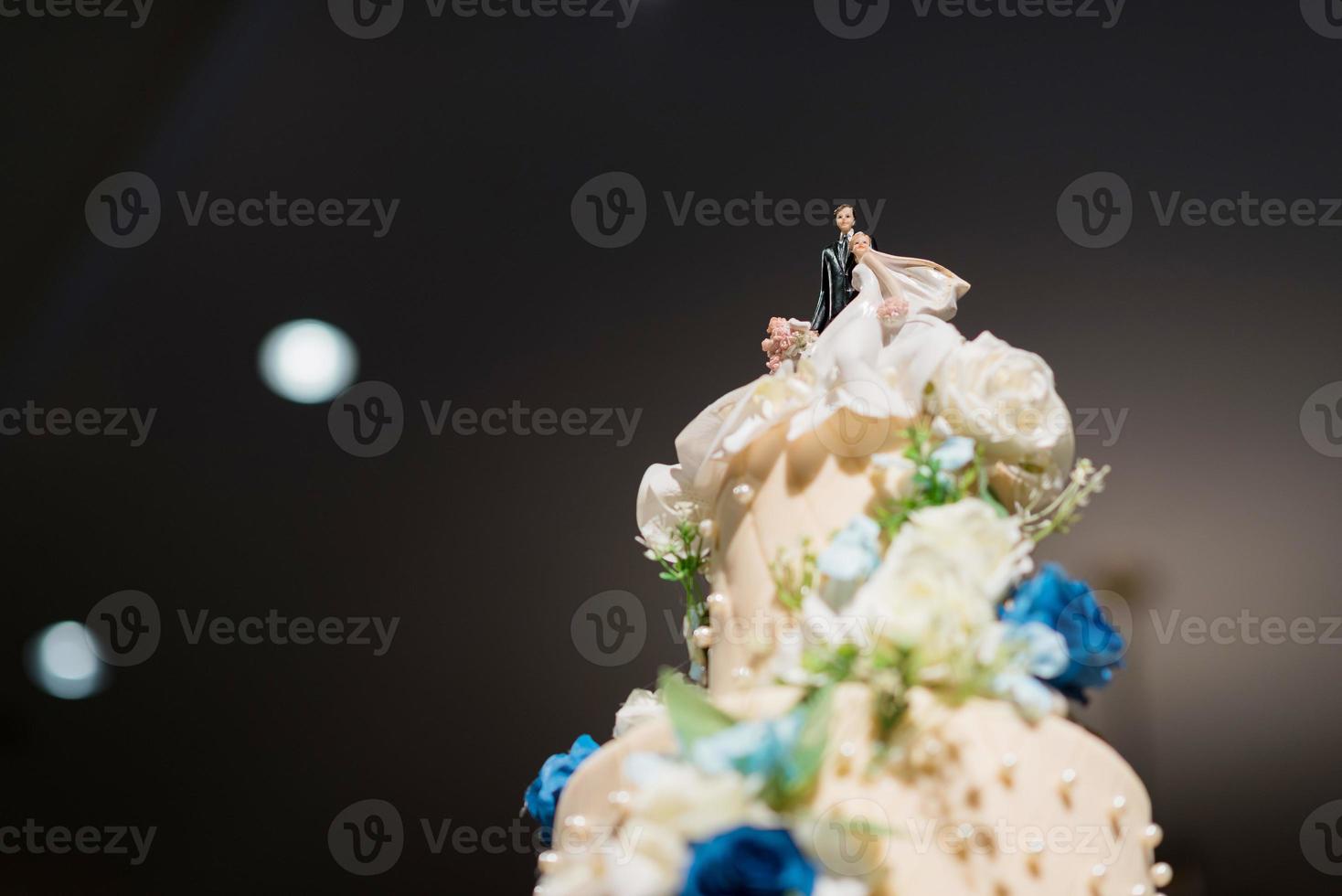 Hochzeitspuppenkuchen, Liebespaar, Teddybär auf Hochzeitstorte foto