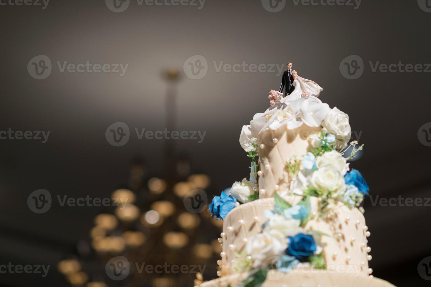 schöne Hochzeitstorte mit unscharfem Hintergrund foto