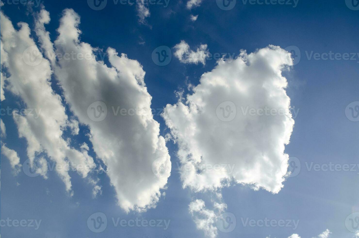 Blau Himmel mit Weiß Wolken im Sonne Strahlen foto