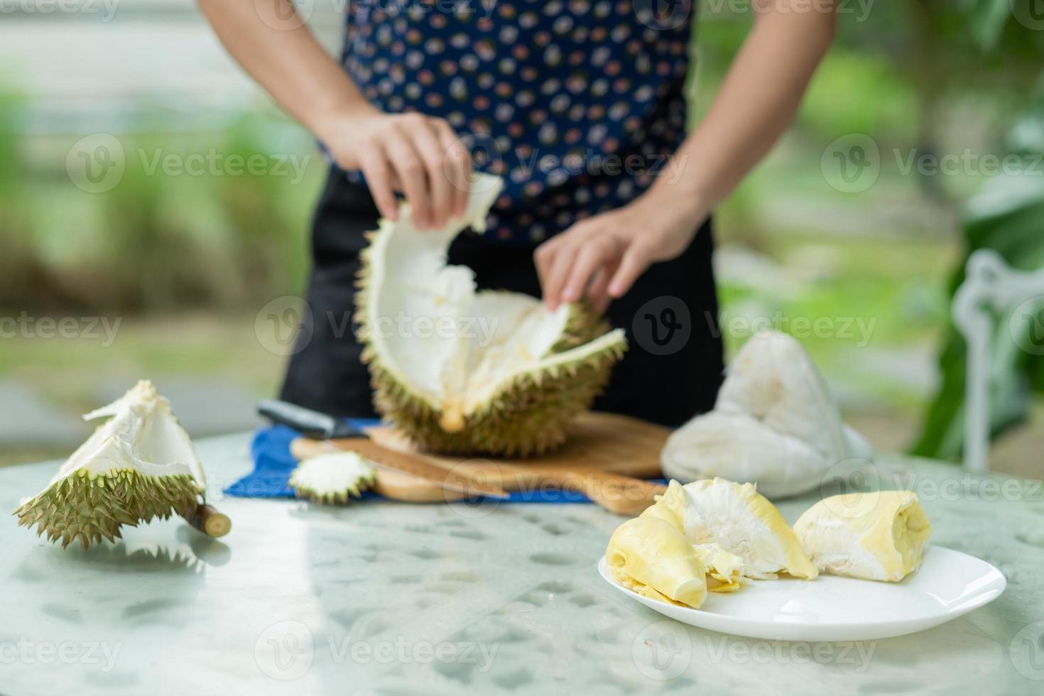 Nahaufnahme Frau Hand Peeling Durian, König der Früchte foto