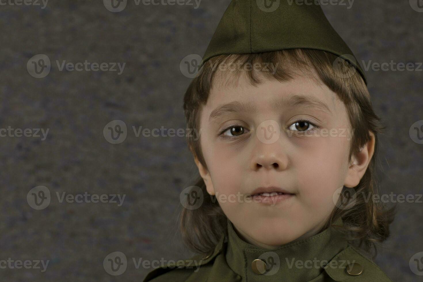ein jung Junge im Uniform foto