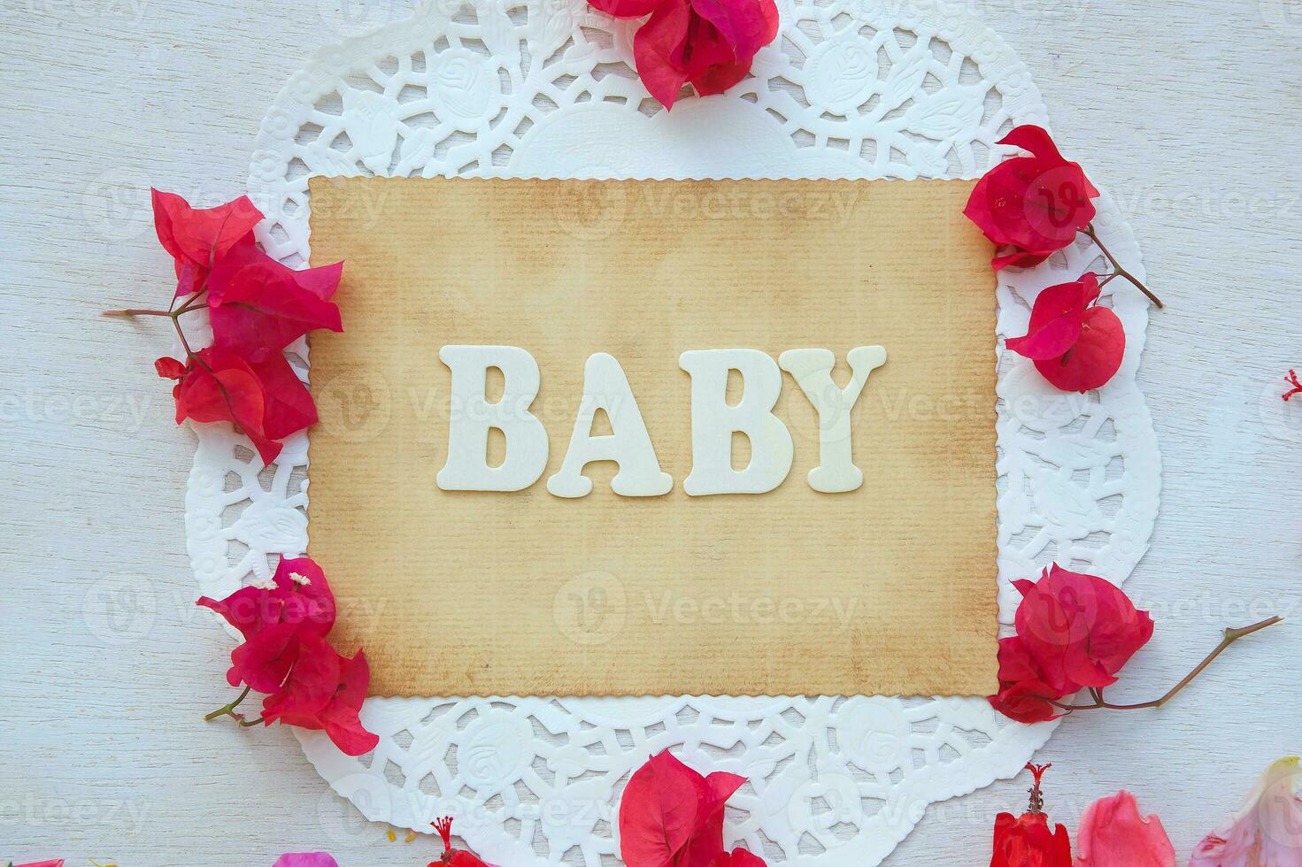 Baby Text auf Weiß Hintergrund mit rot Blumen foto