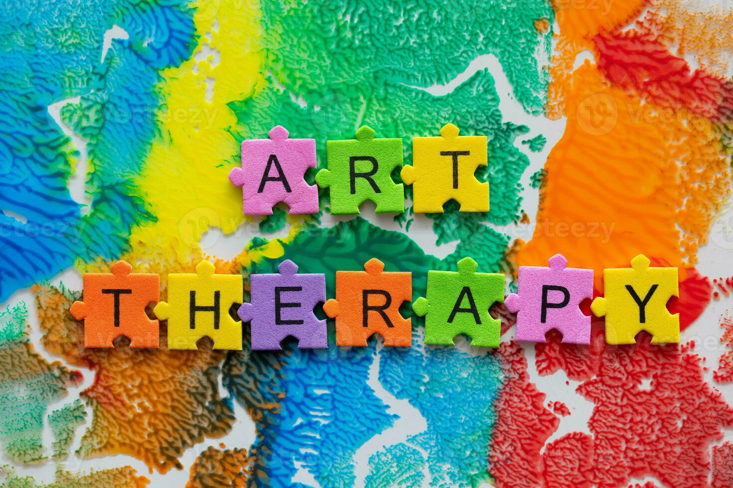 Kunst Therapie Konzept mit bunt Puzzle Stücke auf ein bunt Hintergrund foto