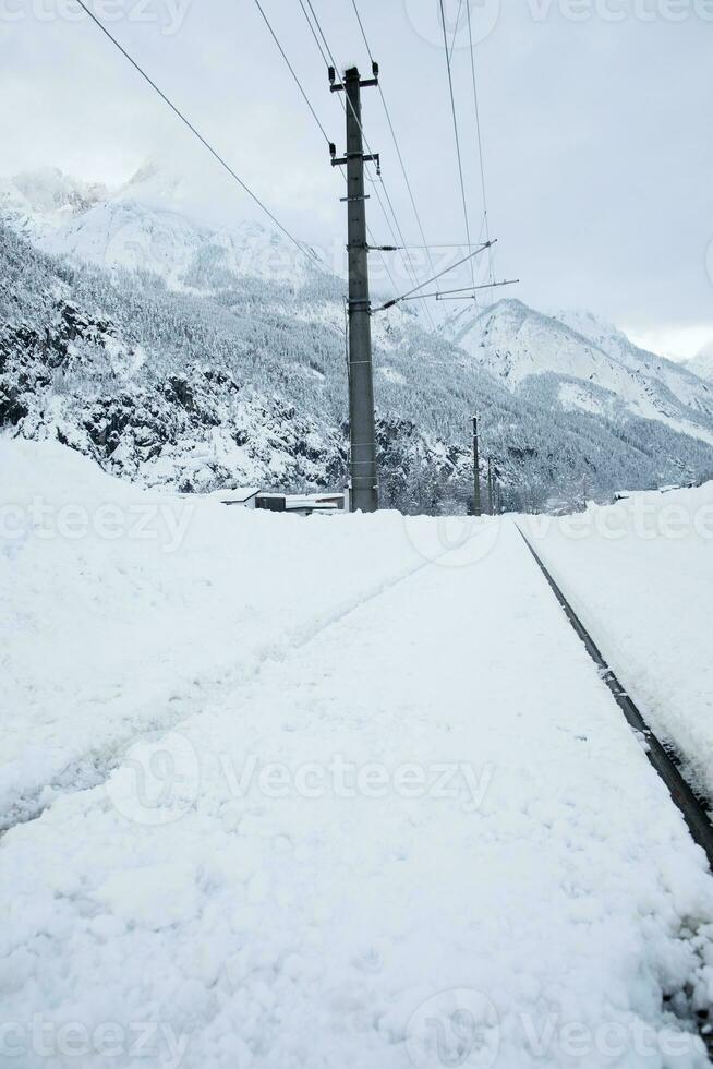 ein schneebedeckt Straße mit ein Zug auf es foto