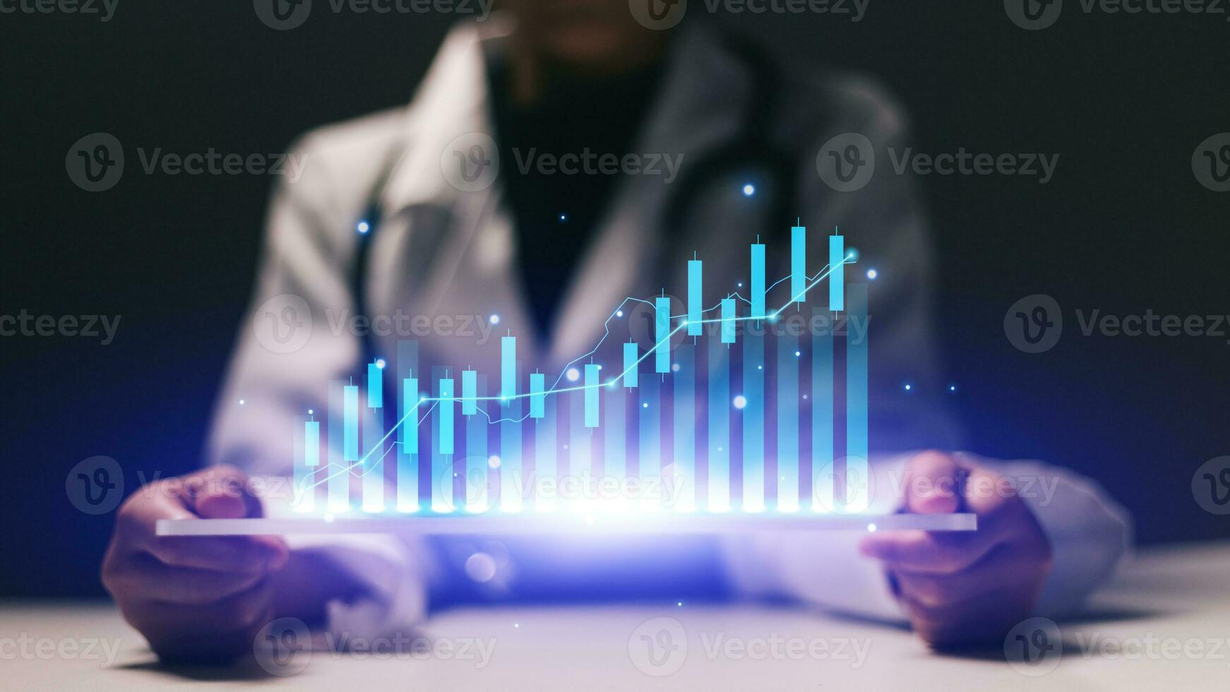 schließen oben von weiblich Arzt halten Tablette mit glühend Forex Diagramm auf Bildschirm foto