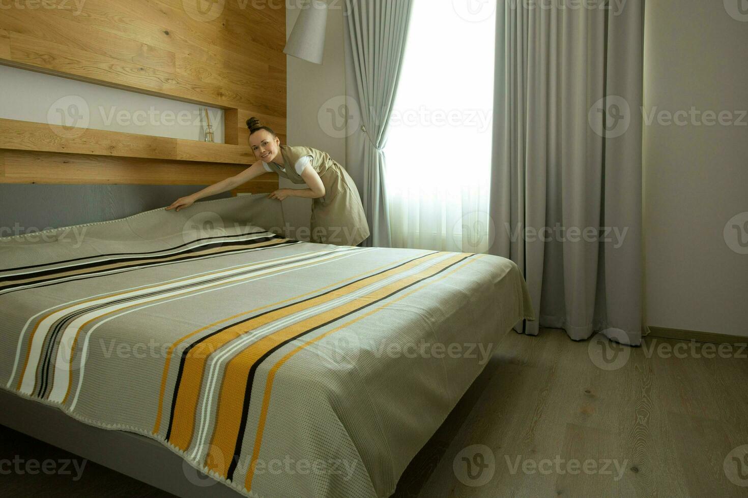 ein Frau ist Stehen auf ein Bett im ein Zimmer foto