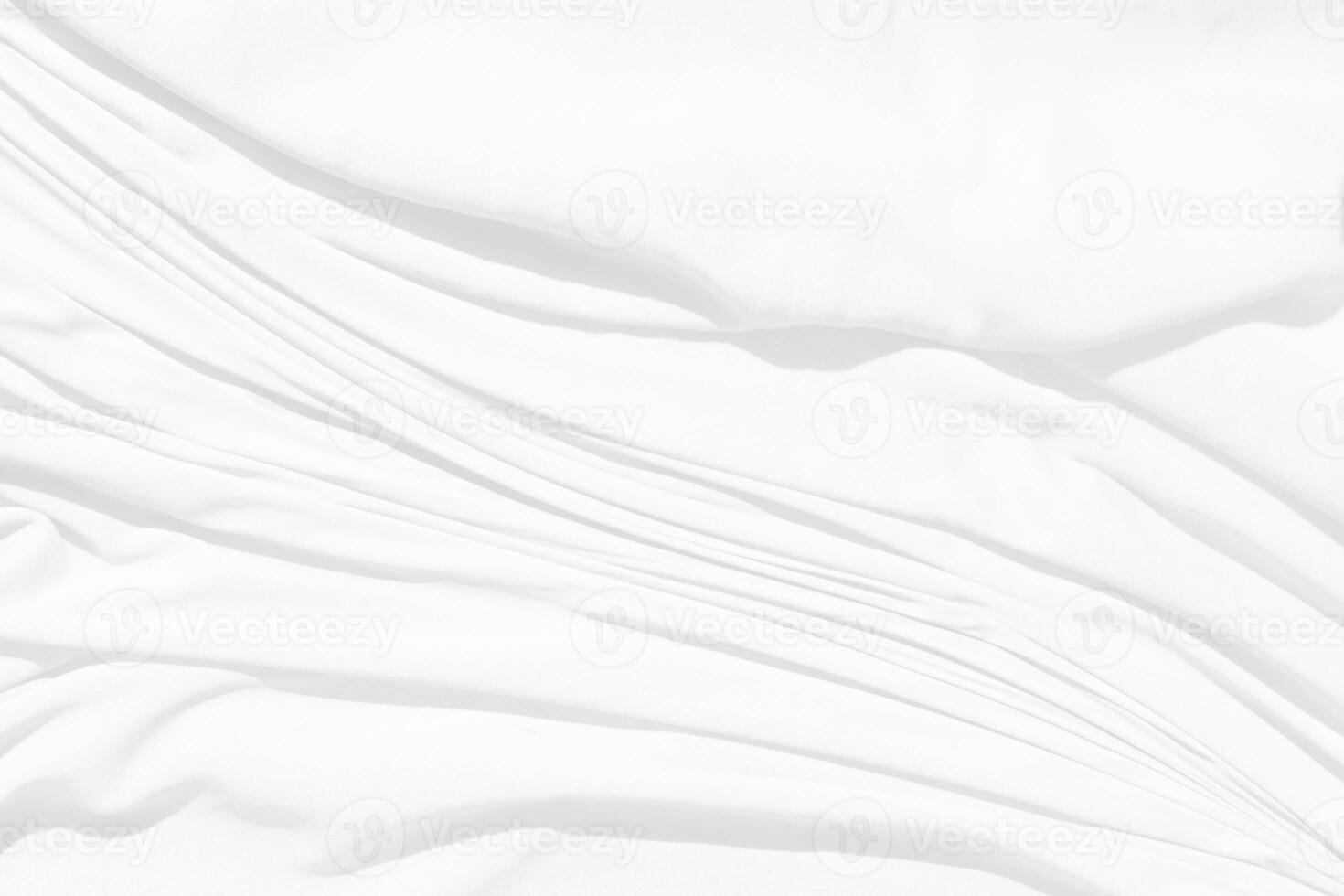 oben Aussicht abstrakt Weiß Stoff Hintergrund mit Sanft Wellen.Welle und Kurve überlappend mit anders Schatten von Farbe weiß Stoff, zerknittert Stoff. foto