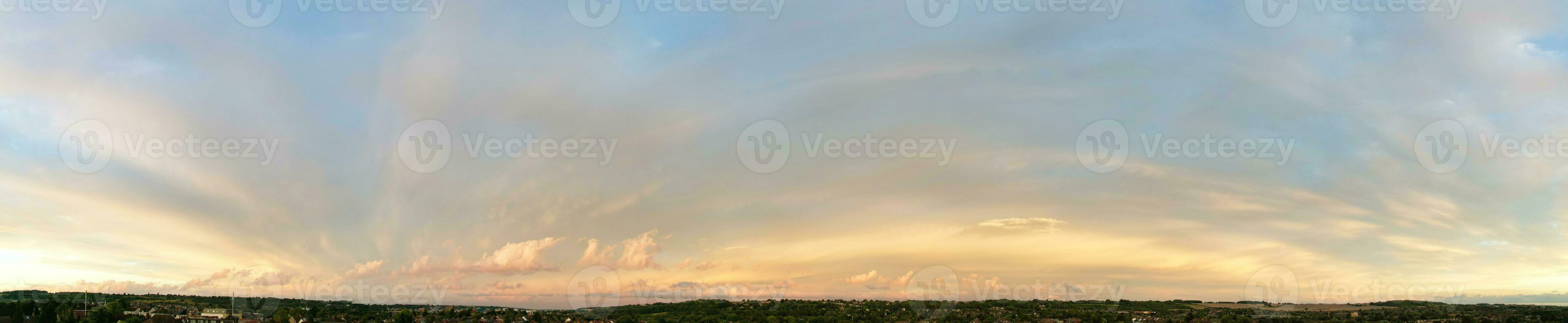 dramatisch Wolken Über Luton Stadt von England großartig Großbritannien. foto