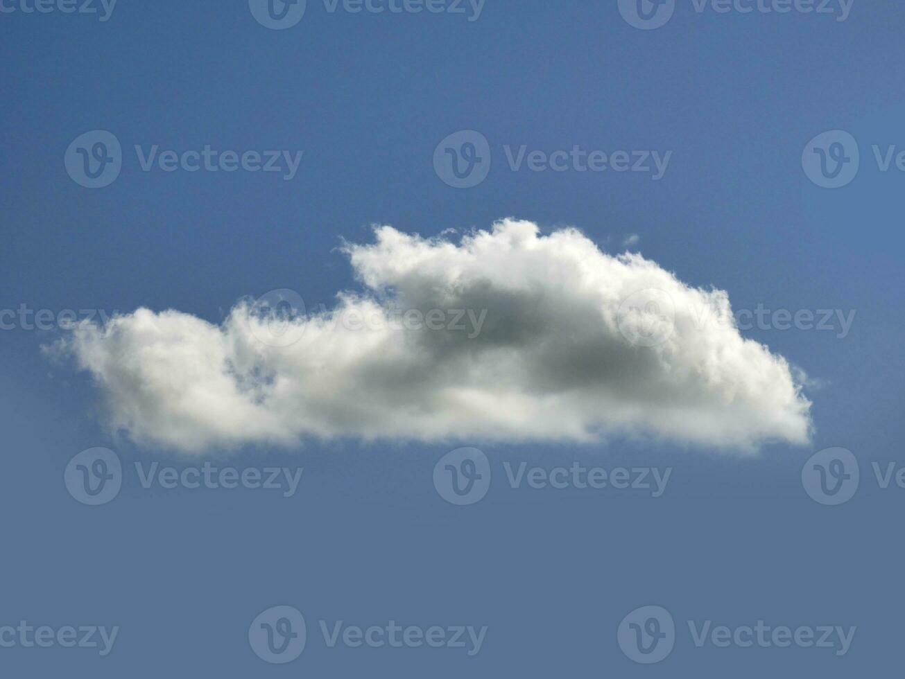 Single Weiß Wolke Über Blau Himmel Hintergrund. flauschige Kumulus Wolke gestalten Foto