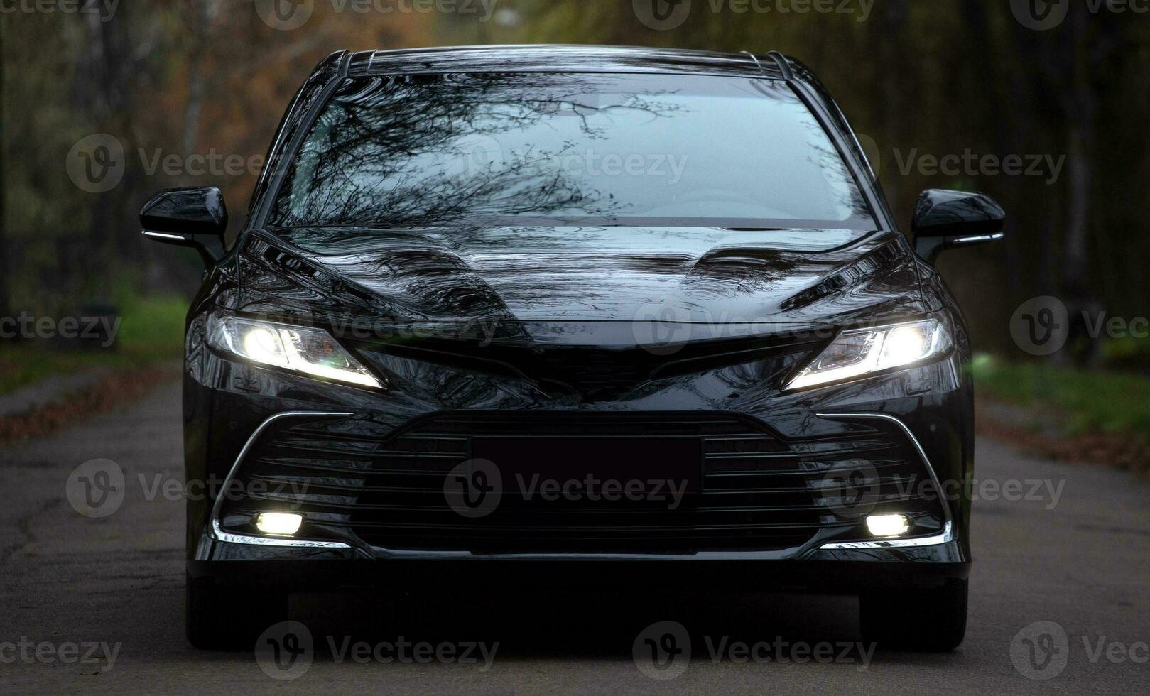 modern Auto ziehen um beim das Land Seite Hintergrund foto