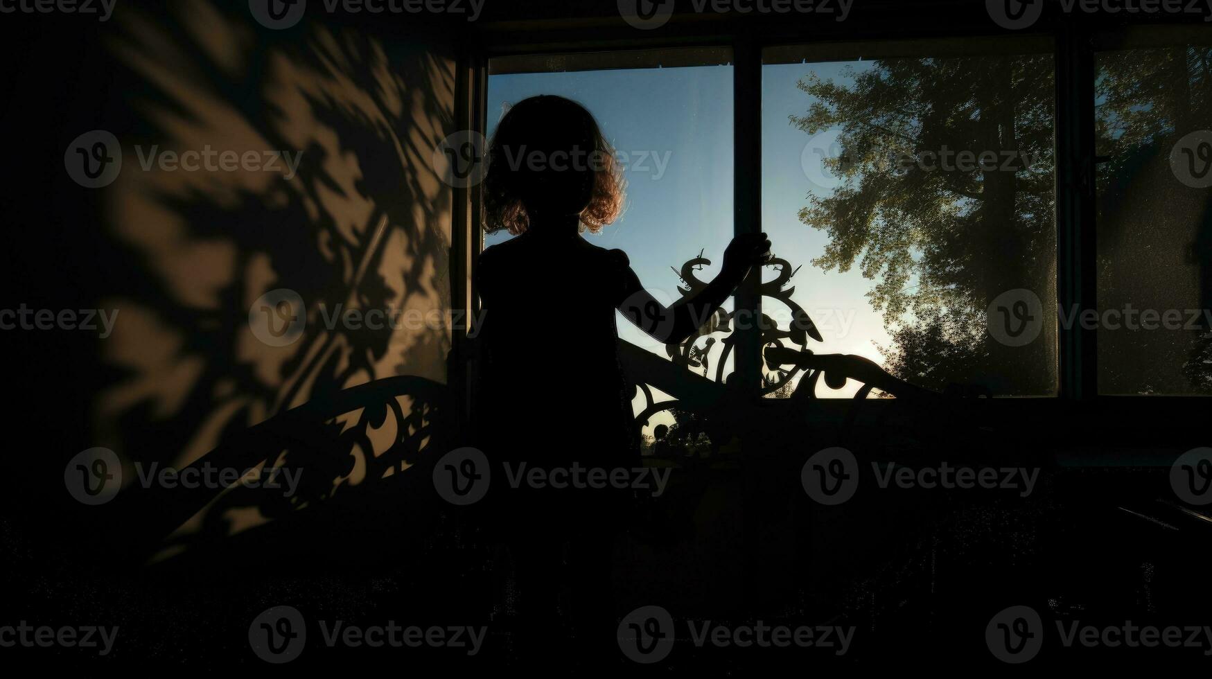 das wenig Mädchen s schrecklich Schatten auf das Gitter. Silhouette Konzept foto