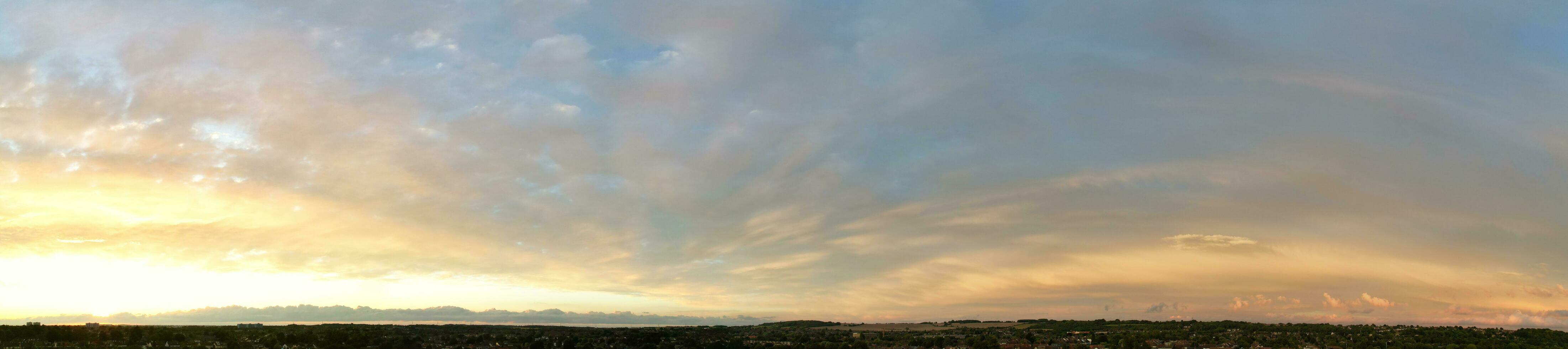 dramatisch Wolken Über Luton Stadt von England großartig Großbritannien. foto