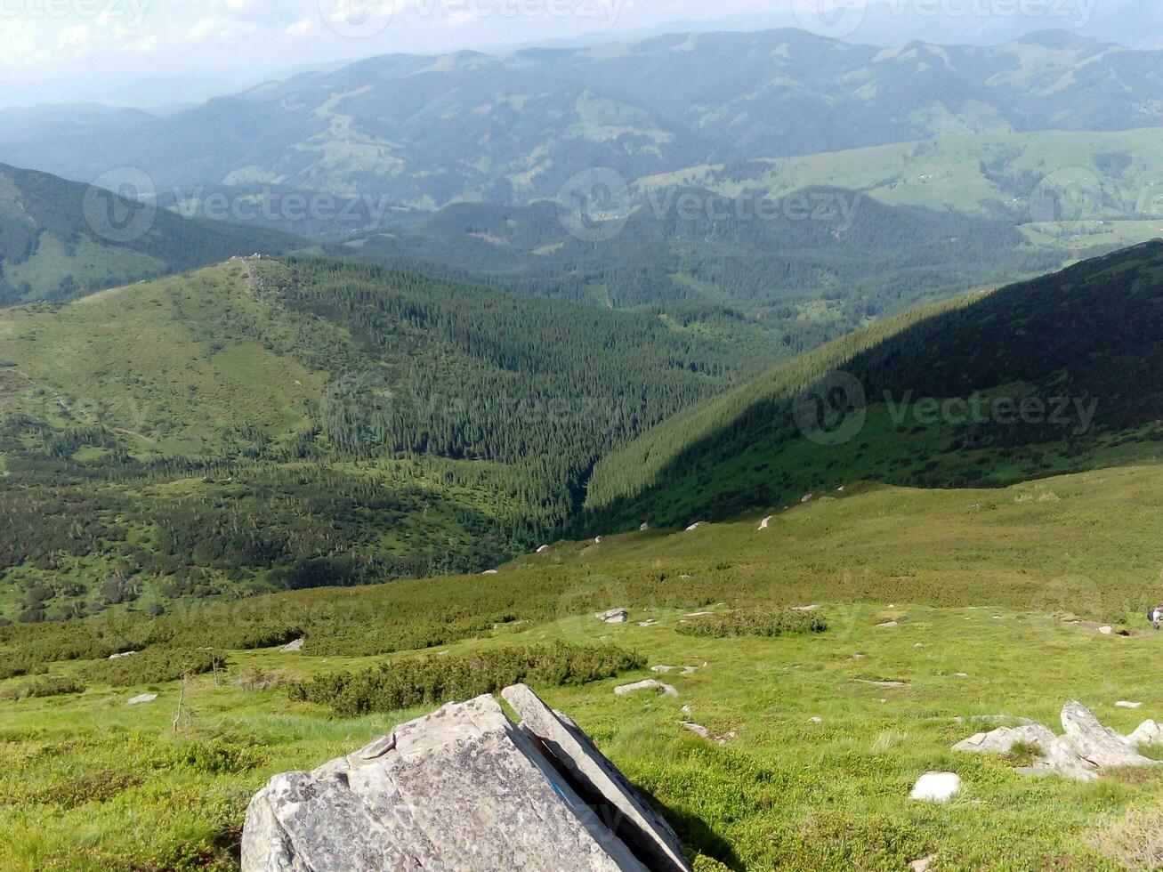 enorm Steine hoch im das Berge foto