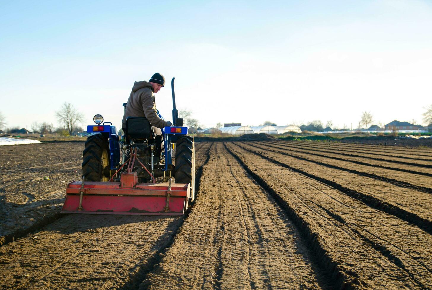 Cherson Oblast, Ukraine - - November 12, 2021 Senior Farmer kultivieren das Feld Boden. saisonal Arbeiter. Rekrutierung Arbeitskräfte zum Arbeit auf landwirtschaftlich Maschinen. Landwirtschaft. klein Bauernhöfe. ländlich Szene foto