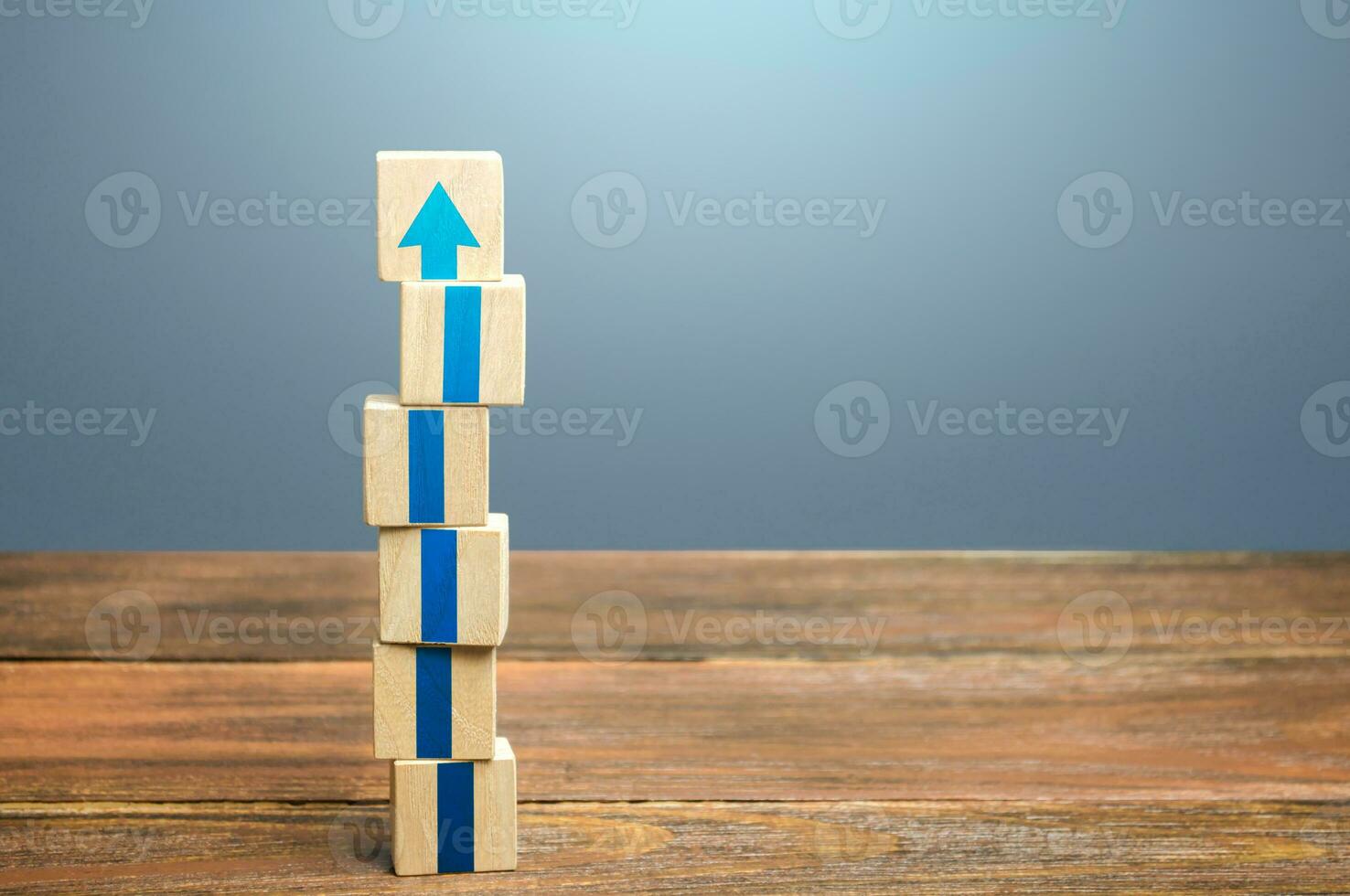 Block Turm mit Blau Pfeile. Wachstum, Entwicklung Fortschritt. Straße Karte Zustimmung Konzept. Werdegang Beförderung Schritt durch Schritt. Ausbildung, Lernen. erreichen ein Neu eben. Verbesserung Fähigkeiten. erziehen das Standard foto