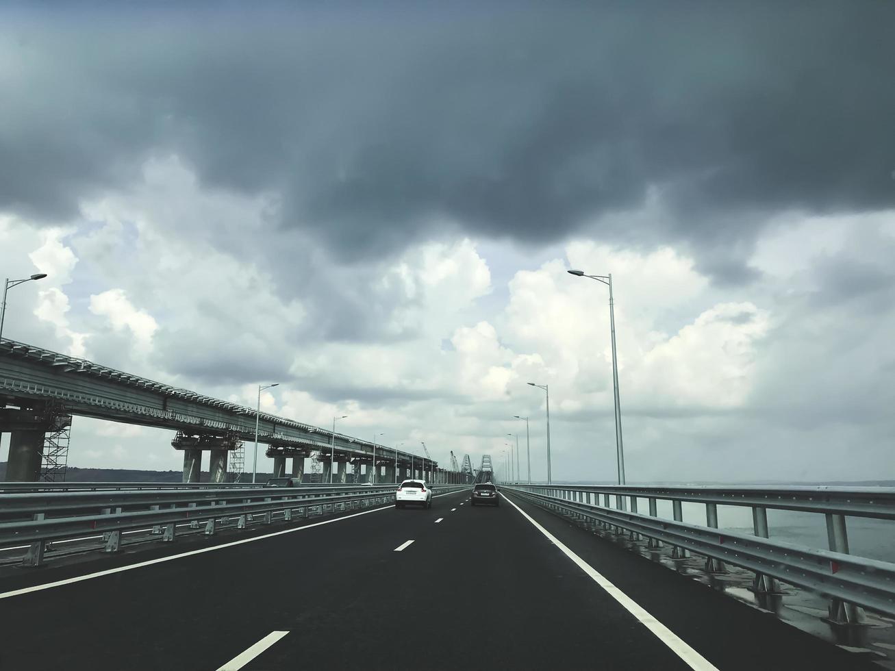 Krimbrücke. neue Autobahn auf der Brücke mit Leerverkehr foto