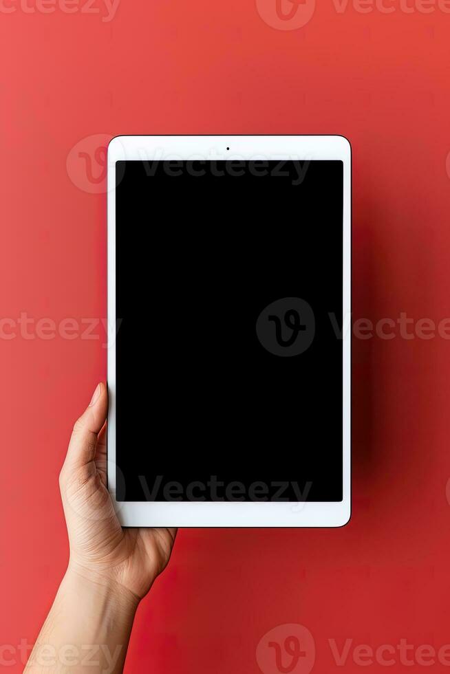 Hand halten Tablette mit Attrappe, Lehrmodell, Simulation leer Bildschirm isoliert auf rot Hintergrund. ai generiert foto