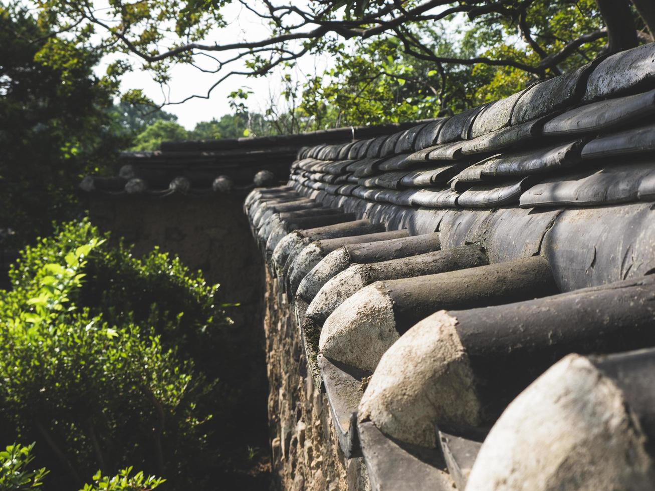 alter Steinzaun im traditionellen Dorf von Südkorea? foto