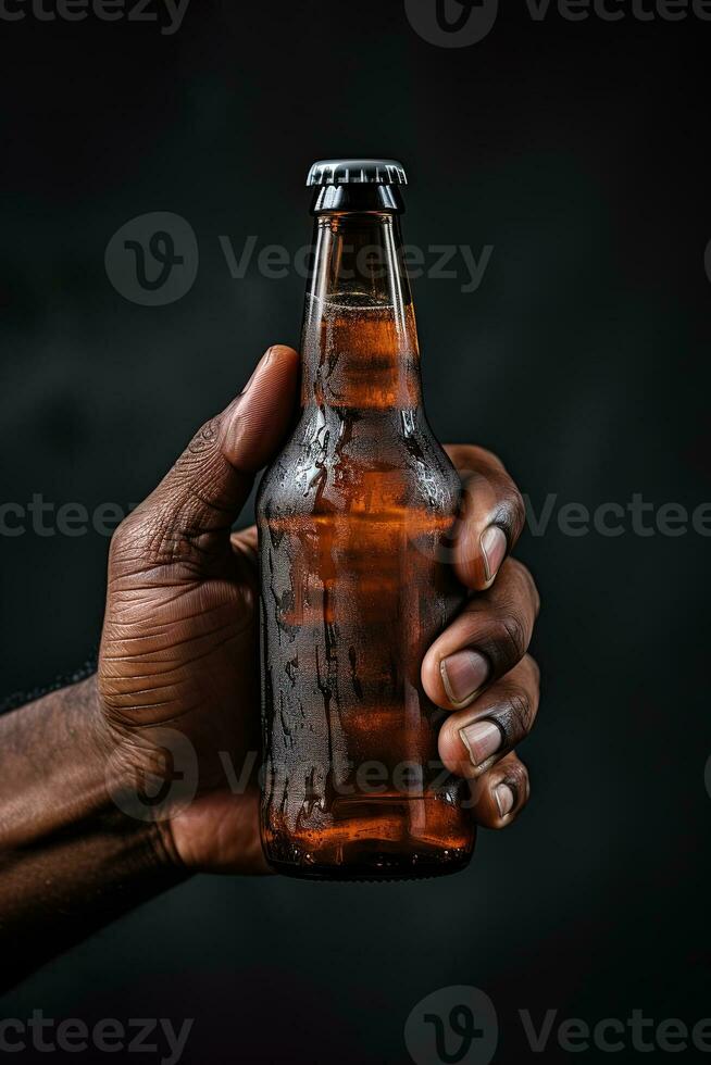 ein männlich Hand halten oben ein Flasche von Bier isoliert auf ein schwarz Hintergrund. ai generiert foto