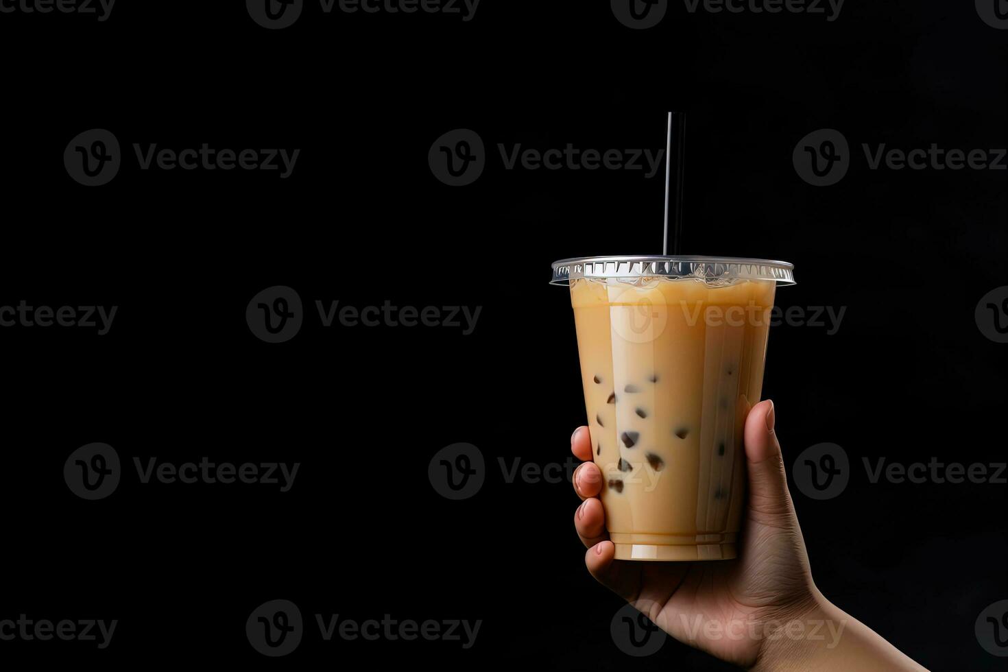 ein Hand halten wegbringen Plastik Tasse von köstlich vereist Blase Milch Tee und schwarz Perlen isoliert auf schwarz Hintergrund mit Kopieren Raum. ai generiert foto