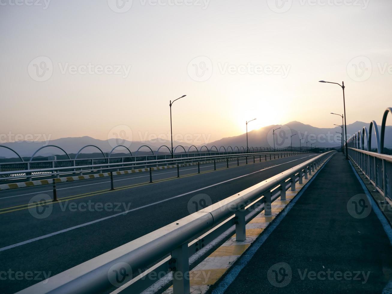 Sonnenuntergang auf der leeren Autobahn in der Nähe der Stadt Yangyang, Südkorea foto