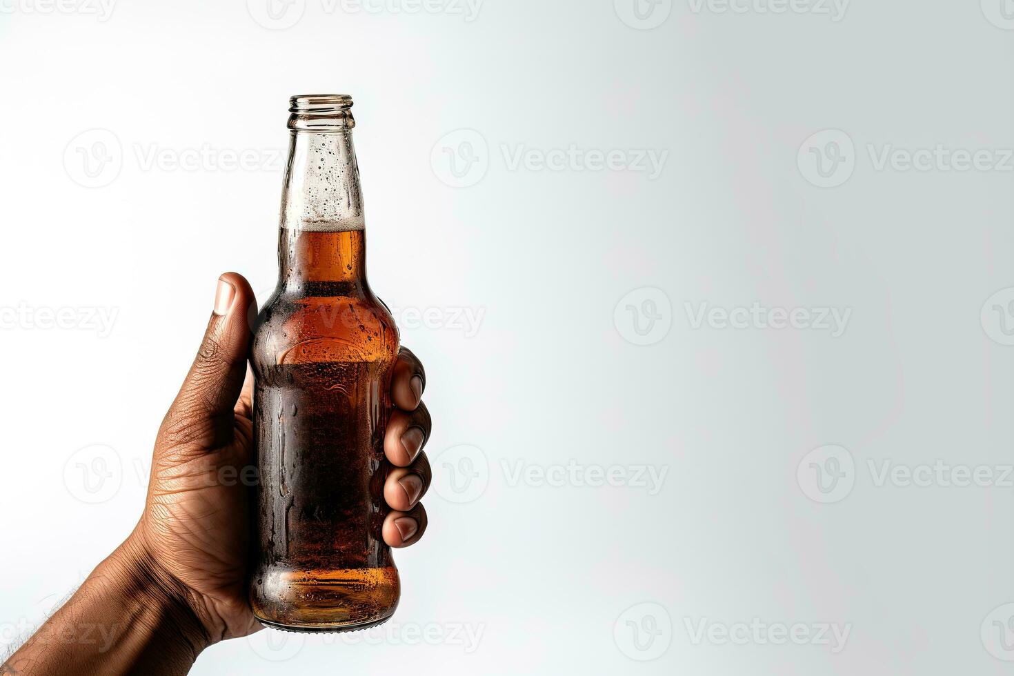 ein männlich Hand halten oben ein Flasche von Bier isoliert auf ein Weiß Hintergrund mit Kopieren Raum. ai generiert foto