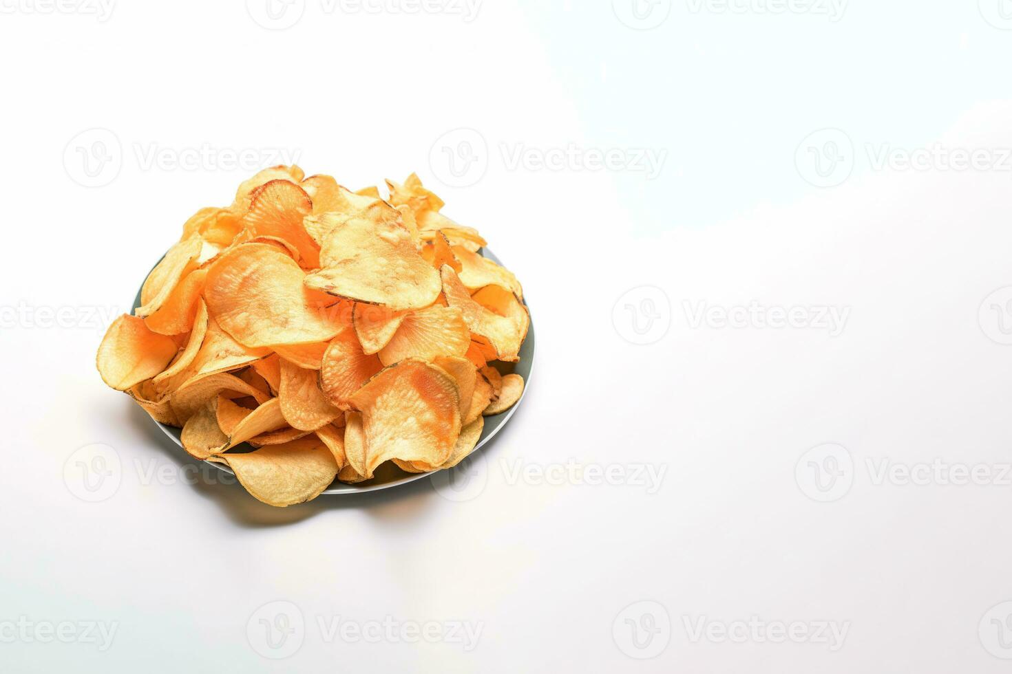 knusprig gebraten Kartoffel Chips auf ein Teller isoliert auf ein Weiß Hintergrund mit Kopieren Raum. ai generiert foto
