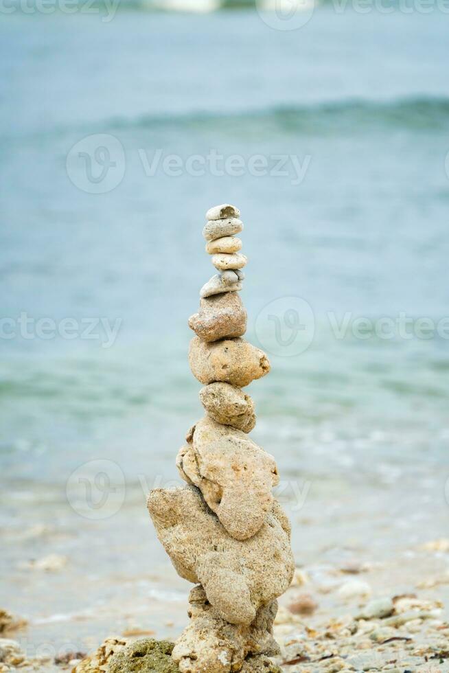 ein Stapel von Steine auf das Strand foto