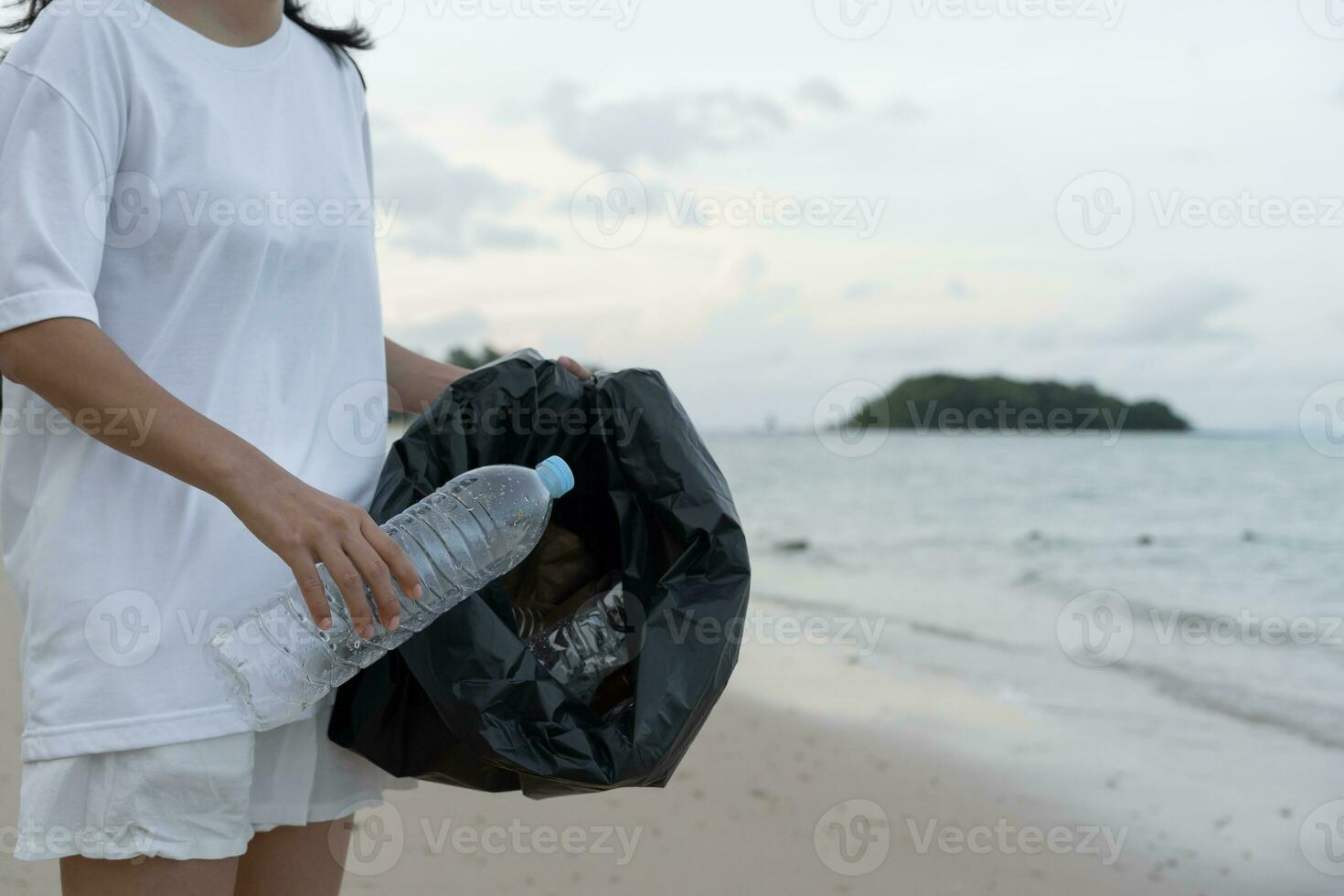 Wasser sparen. Freiwillige sammeln Müll am Strand und Plastikflaschen sind schwer zu zersetzen, um Schäden am Wasserleben zu verhindern. erde, umwelt, planeten ergrünen, erderwärmung reduzieren, welt retten foto