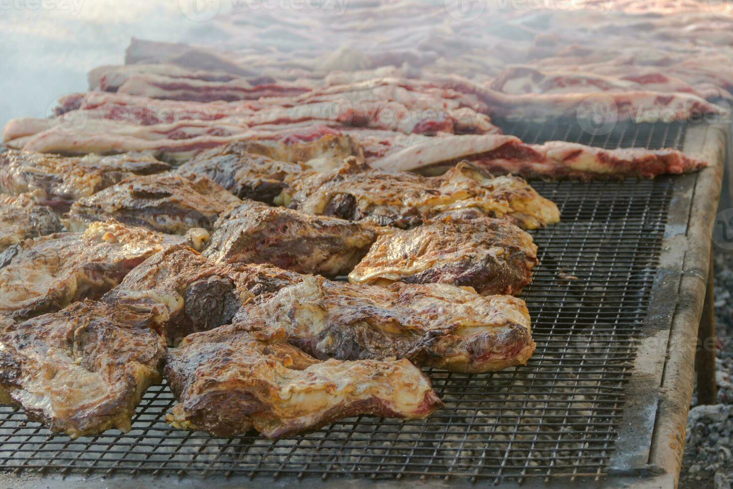 traditionell Fleisch gegrillt auf das Grill im das Argentinien Landschaft foto