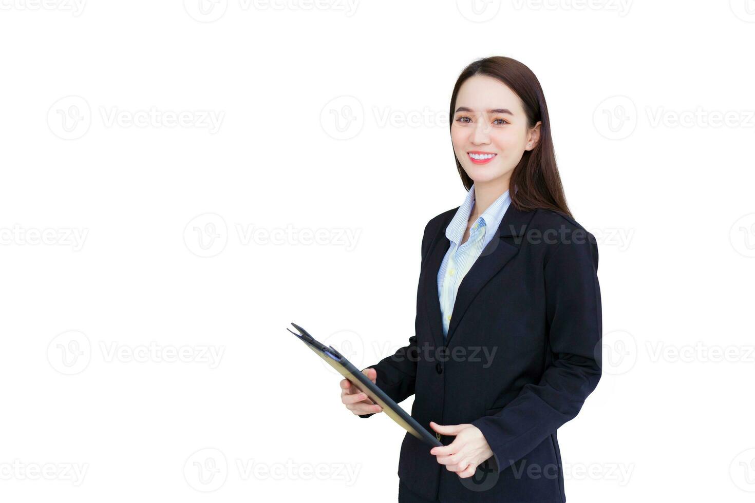 asiatisch Fachmann Geschäft jung Frau im schwarz passen lächelt glücklich Stand mit Vertrauen und aussehen beim das Kamera während sie funktioniert und hält Zwischenablage während isoliert auf Weiß Hintergrund. foto