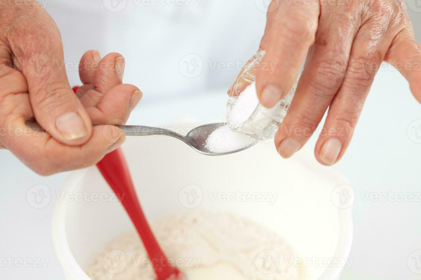 Zuhause gemacht Pizza Teig Vorbereitung. Hinzufügen Zucker. Pizza Vorbereitung. foto