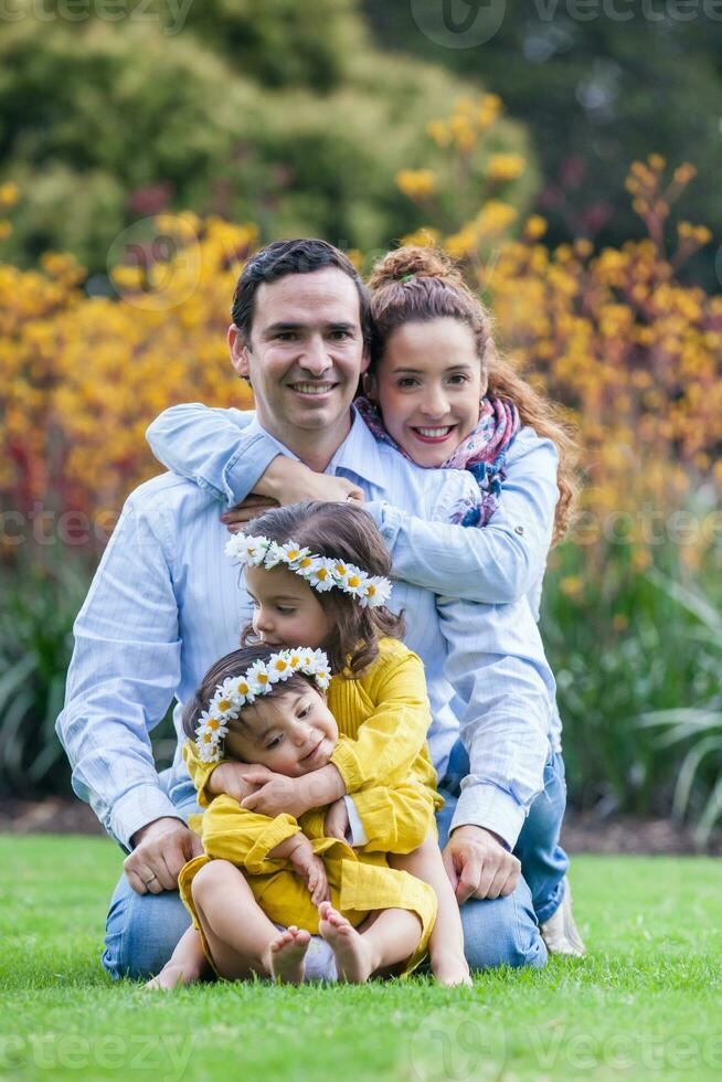 Familie von vier haben Spaß draußen im ein schön sonnig Tag beim das Park. Glück Konzept. Familie Konzept. foto