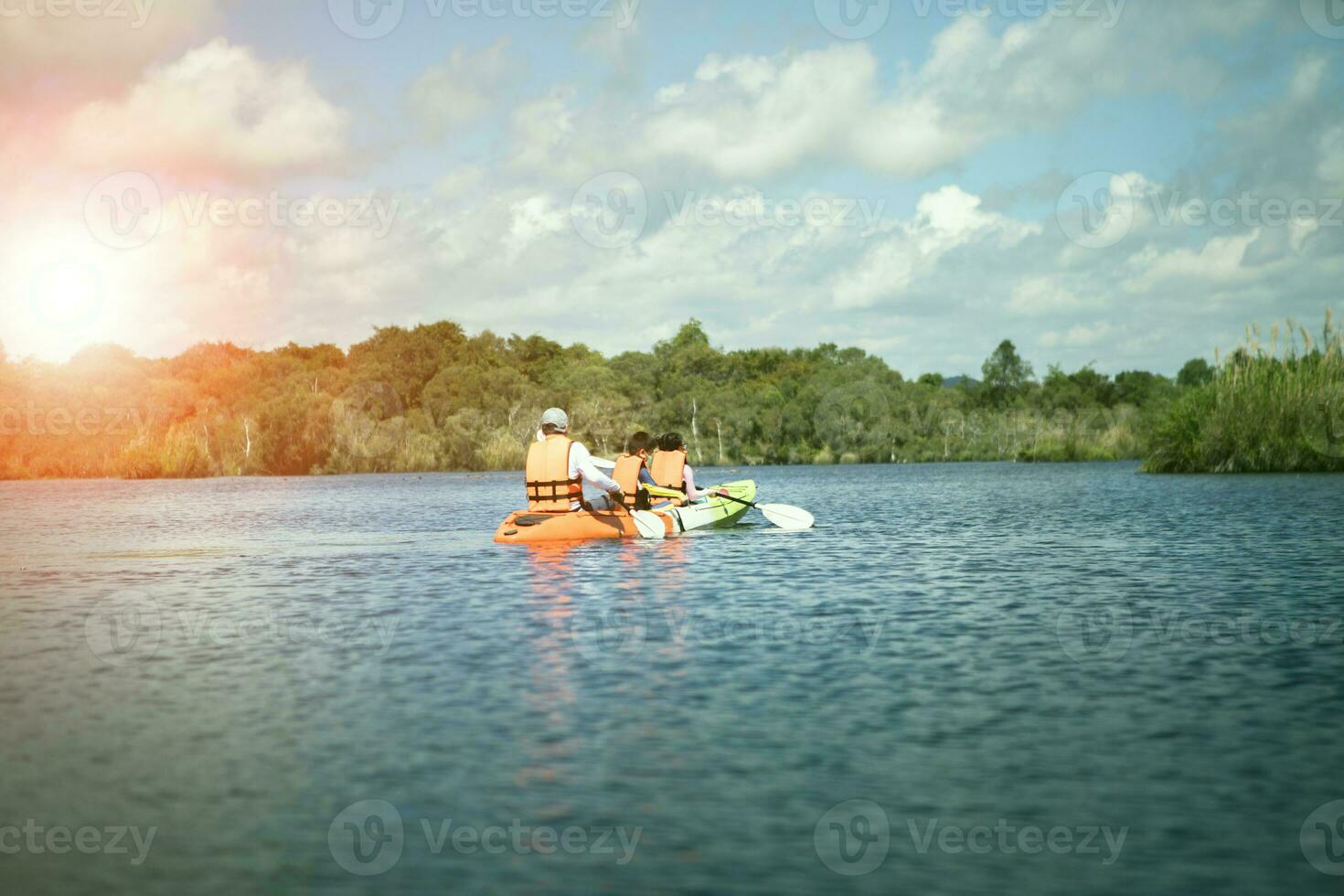 Familie Segeln frisch Wasser Kajak im Blau Lagune foto