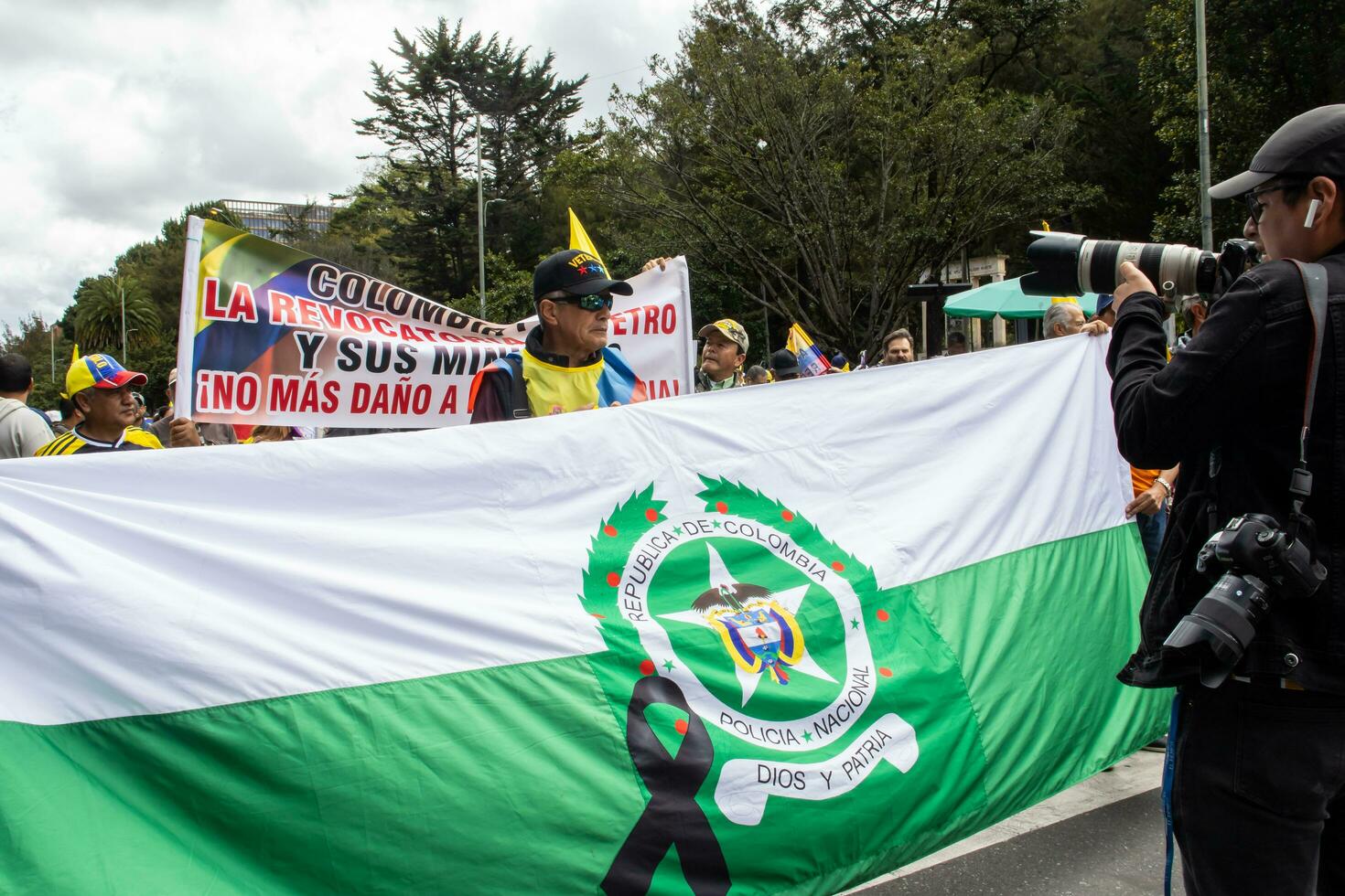 Bogotá, Kolumbien, 16 August 2023. März fragen zum gustavo Petro Amtsenthebungsverfahren. friedlich Protest März im Bogota Kolumbien gegen das Regierung von gustavo Petro namens la Marcha de la Bürgermeister. foto