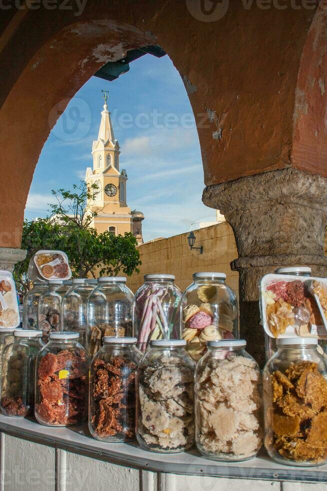 Süßigkeiten Portal und Öffentlichkeit Uhr Turm im Cartagena de Indien foto