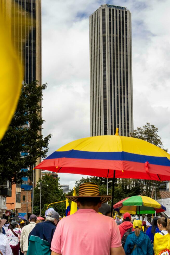 Bogotá, Kolumbien, 16 August 2023. März fragen zum gustavo Petro Amtsenthebungsverfahren. friedlich Protest März im Bogota Kolumbien gegen das Regierung von gustavo Petro namens la Marcha de la Bürgermeister. foto